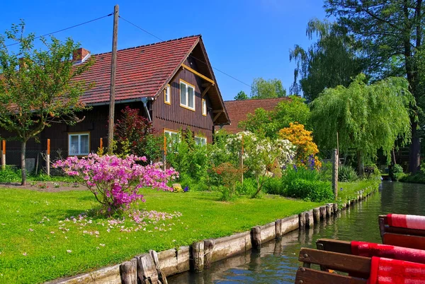 Verspreid Boshuis aan het water — Stockfoto