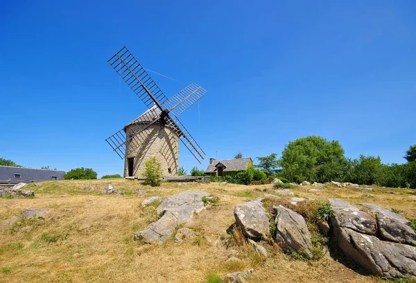 Molino de viento Mont-Dol en Bretaña — Foto de Stock