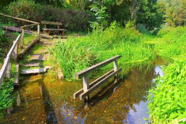 Küçük bir derede su basma havzası