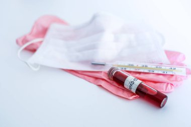 Beyaz arka plan tıbbi beyaz maske, kan testi tüpü, testler, koronavirüs testi, cıva termometresi, tek kullanımlık eldivenler.,