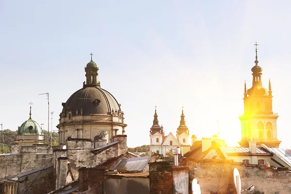 Gün batımında, Ukrayna Lviv mimarisinin siluet kartıyla