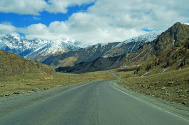 Gürcü Kazbegi görünümlerinde