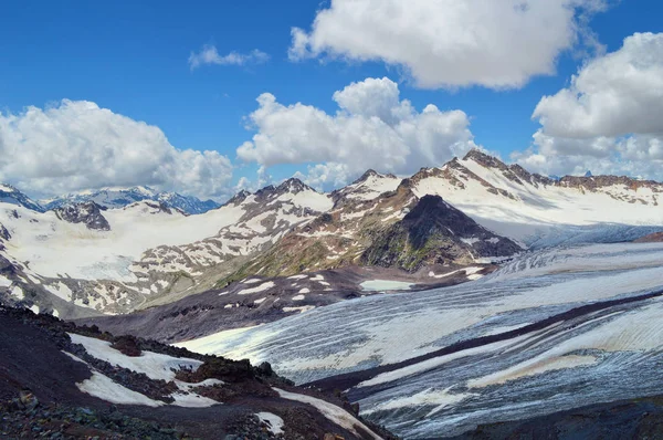 Vista panorámica de la cordillera del Cáucaso. Rocas y glaciares en —  Fotos de Stock