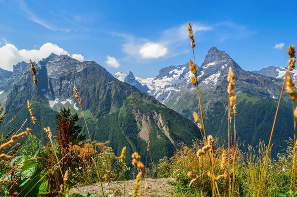 Picchi montuosi a Dombai, Caucaso occidentale, Russia — Foto Stock