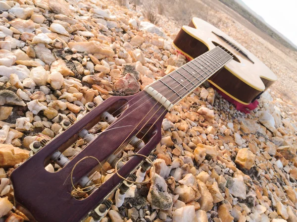 Guitarra Acústica Cima Terreno Rochoso Deserto — Fotografia de Stock