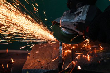 Öğütücü olarak çalışmak, metal kesimi, metal kesiminden kıvılcımlar.