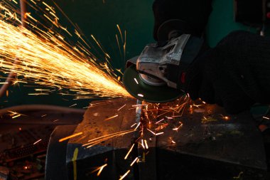 Öğütücü olarak çalışmak, metal kesimi, metal kesiminden kıvılcımlar.