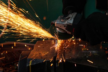Öğütücü olarak çalışmak, metal kesimi, metal kesiminden kıvılcımlar.
