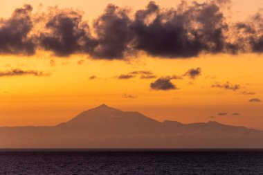 Teide 'nin üzerinde gün doğumu
