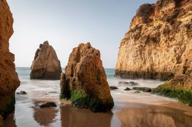 Praia dos Tres Irmaos 'taki kaya oluşumları