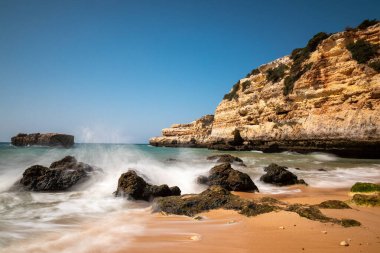 Praia de Albandeira 'da dalgalar