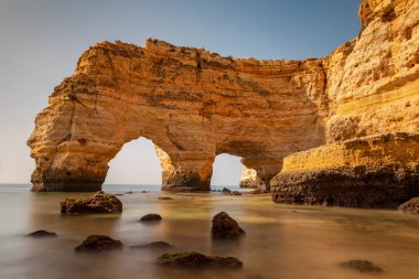 Praia da Marinha 'da çifte kemer.