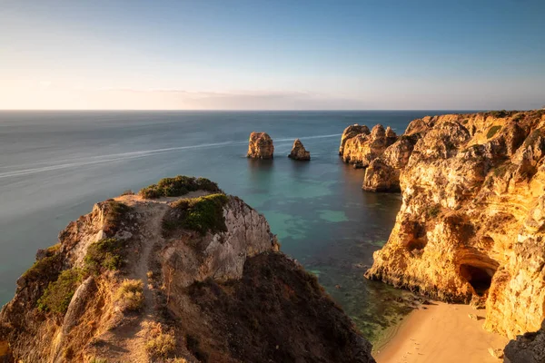 Sabah vakti Ponta da Piedade 'de kaya oluşumları