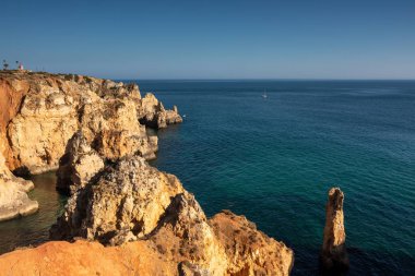 Akşam ışığında Ponta da Piedade 'de kaya oluşumları