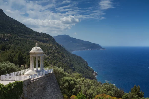 Mallorca kıyısına bakan tapınak — Stok fotoğraf