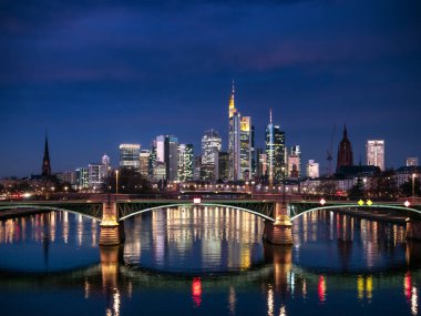 Frankfurt 'un ufuk çizgisinin panoraması Alacakaranlıktaki ana cadde