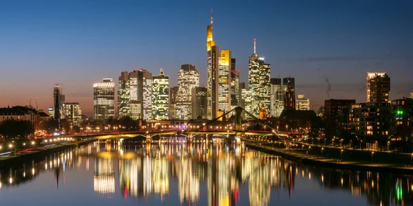 Panorama van de skyline Frankfurt am Main bij schemering — Stockfoto