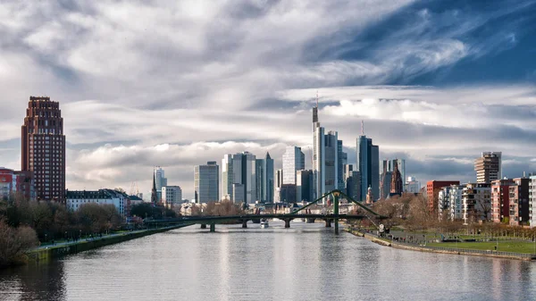 Grote wolken boven de skyline van Frankfurt — Stockfoto