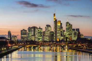 Frankfurt 'un ufuk çizgisinin panoraması Alacakaranlıktaki ana cadde