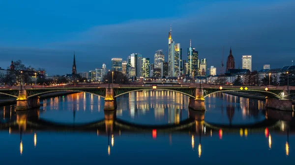 Frankfurt 'un ufuk çizgisinin panoraması Alacakaranlıktaki ana cadde — Stok fotoğraf