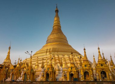 Shwedagon Pagoda, Yangon, Myanmar 'ın altın stupası.