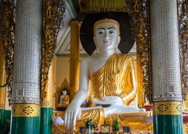 YANGON, MYANMAR - 16 Şubat 2020: Yangon, Myanmar 'daki ünlü Shwedagon tapınağında dev Buda.