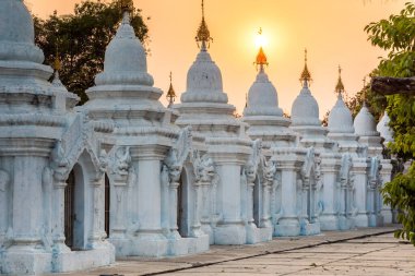 Kuthodaw pagoda, Mandalay, Myanmar 'ın beyaz stupaları üzerinde gün batımı