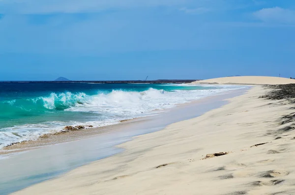 Oceaangolven breken bij het Kaapverdische zandstrand op het eiland Sal — Stockfoto