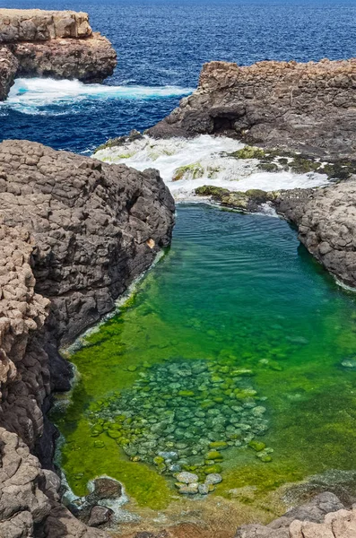 Buracona, een kleine rotsachtige baai in het noordwesten van het eiland Sal, Kaapverdië — Stockfoto
