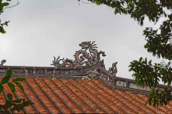 Decorações tradicionais no telhado indochina do templo em roxo Cidade proibida em Hue, Vietnã — Fotografia de Stock