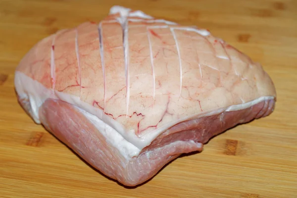 Ahşap kaplamalı çiğ domuz rostosu.