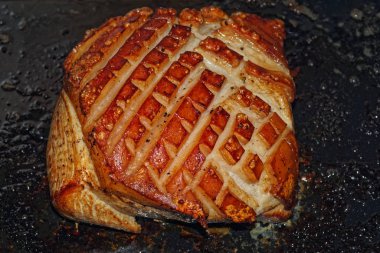 Kızarmış domuz pirzolasının hemen üstünde.