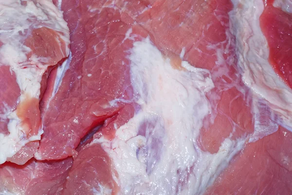 A friss nyers sertéshús közelsége zsírcsíkokkal — Stock Fotó