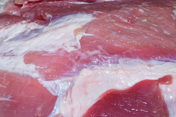 A friss nyers sertéshús közelsége zsírcsíkokkal — Stock Fotó