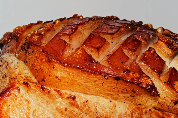 Nahaufnahme von Schweinebraten mit Knistern vor weißem Hintergrund — Stockfoto