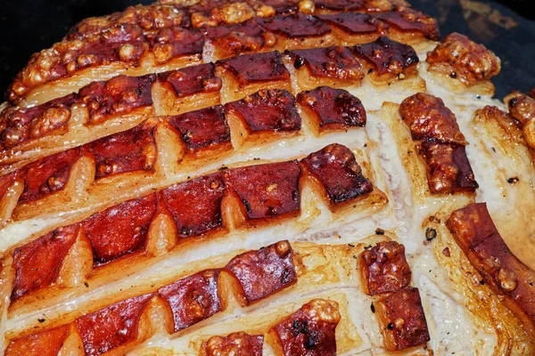 Assado de porco com crepitação em tábua de madeira, pronto para comer — Fotografia de Stock