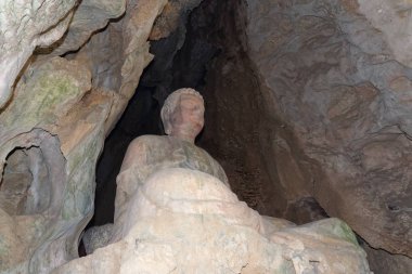 Mağaradaki taş Buda 'nın alçak açılı görüntüsü