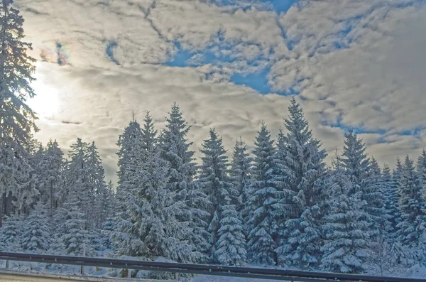 Autopista en invierno paisaje contra el cielo nublado — Foto de Stock