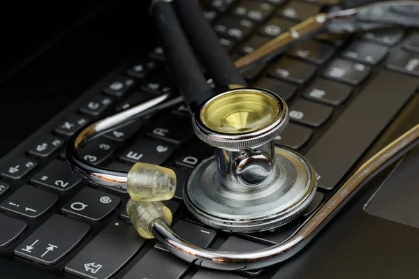 Siyah bilgisayar klavyesinde steteskop yüksek açılı görünümü