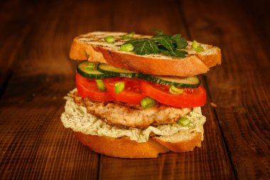 sandviç doğal hamburger eti ve domates ile yapılan