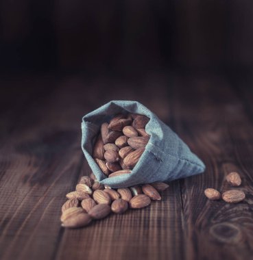 fındık, ahşap arka plan üzerinde doğal badem