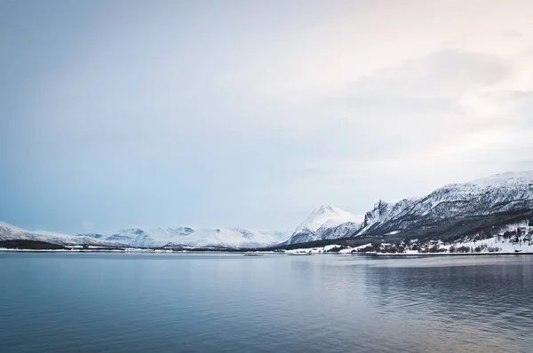 Norveç Gölü Uzak Dağları Olan Manzarası — Stok fotoğraf