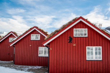 Norveç 'te tipik kırmızı balıkçı kulübeleri