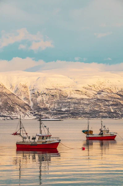 Fishing Boats Lake Snow Covered Mountains Background — Stock Photo, Image