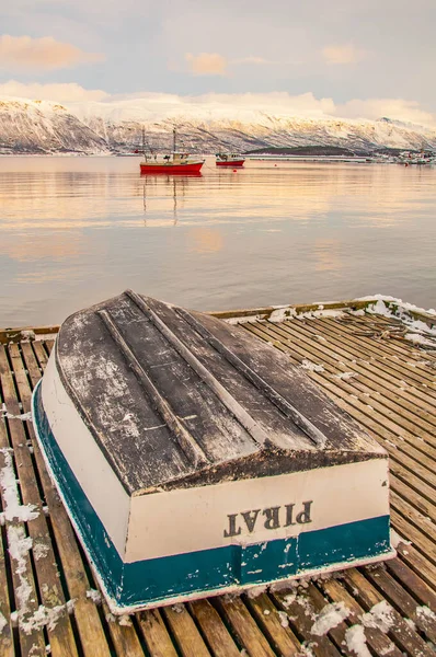 Loď Vzhůru Nohama Rybářskými Čluny Pozadí Norsku — Stock fotografie