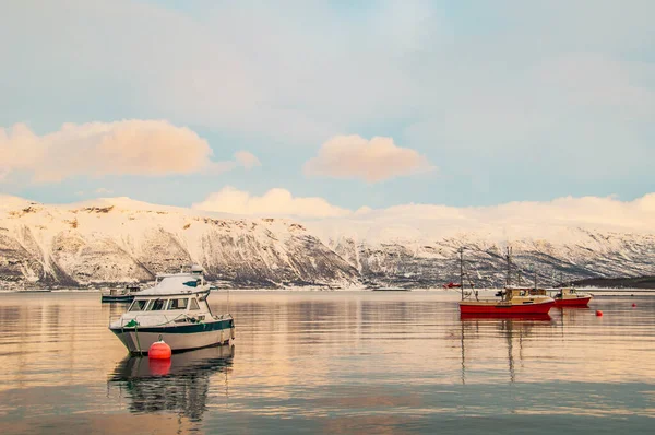 Rybářské Lodě Jezeře Norsku Zasněženými Horami Pozadí — Stock fotografie