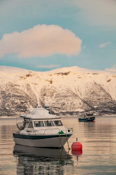 Boat Lake Norway Snow Capped Mountains Background — Stock Photo, Image