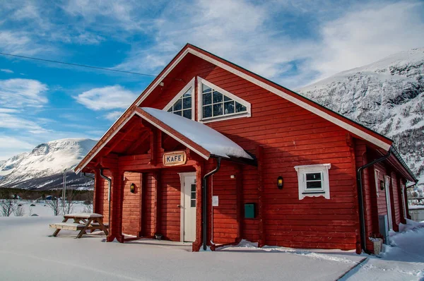 Norveç limanındaki kafeteryada.