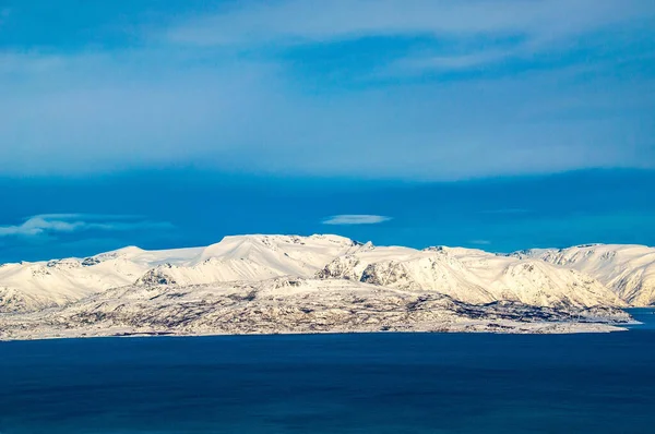 Kar, Norveç 'te mavi gökyüzü ve fiyortlarla kaplı dağları kapladı