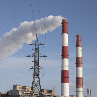 duman boru Chp mavi gökyüzüne karşı